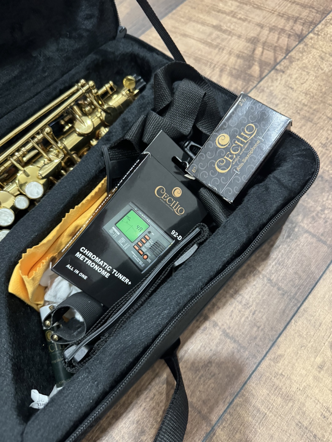 Mendini by Cecilio Gold Saxophone with Case - photo 3