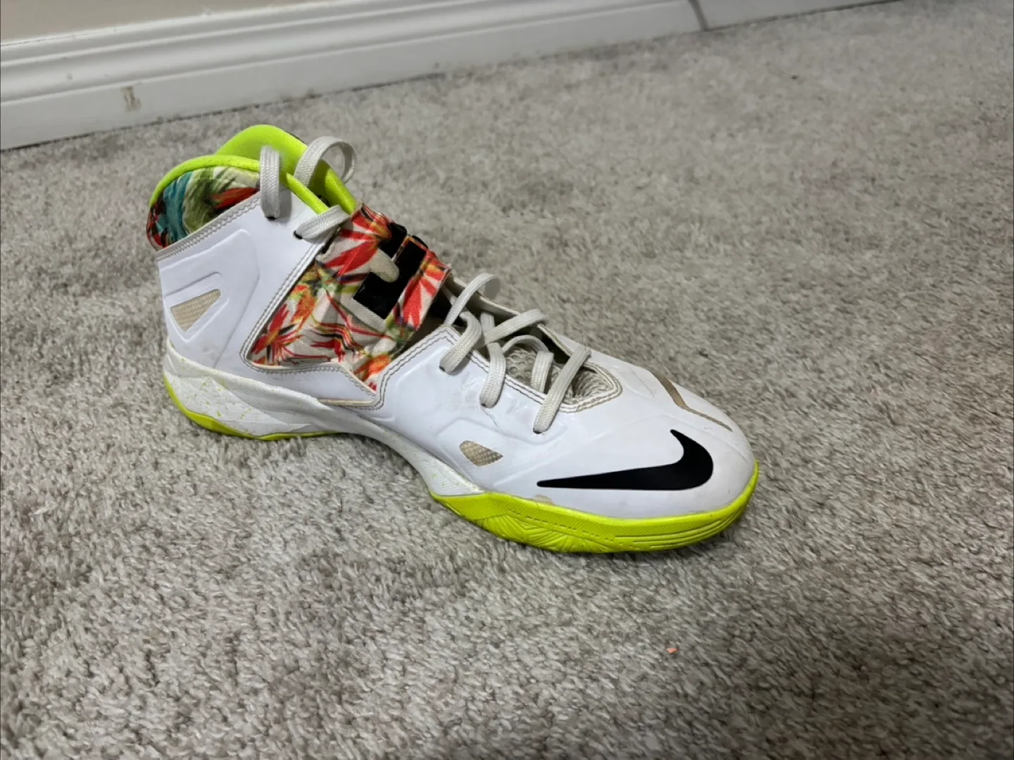 Size 10 - Nike Zoom LeBron Soldier 7 King’s Pride image indicator(2)