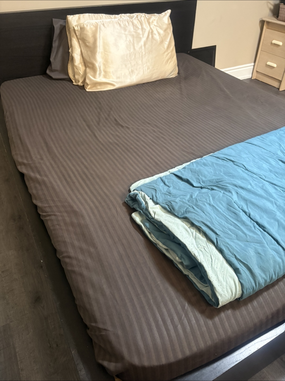 Queen bedframe and mattress - photo 4
