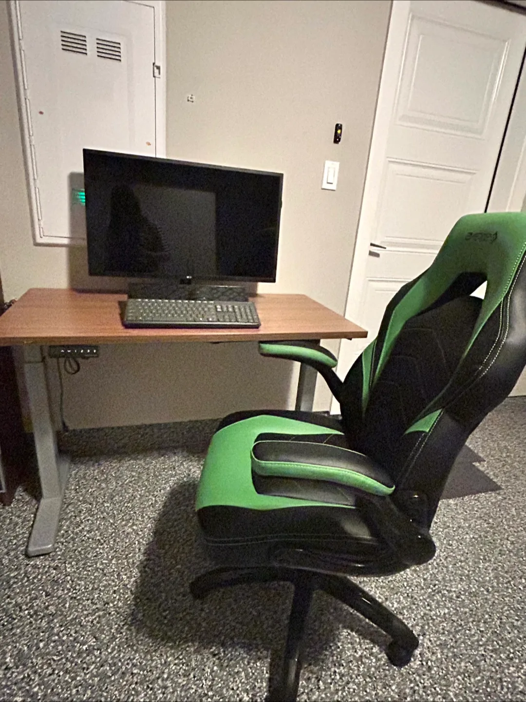 Emerge Vartan Gaming Chair - Green & Black image indicator(3)