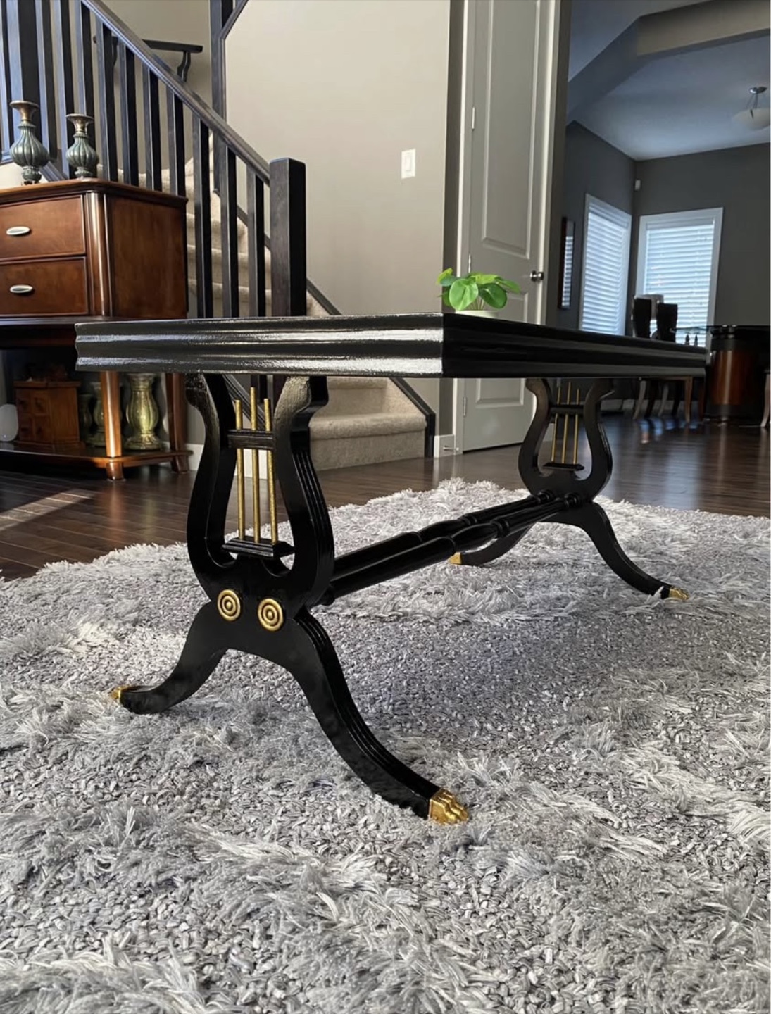 🏆 Brilliant coffee table with golden decorations