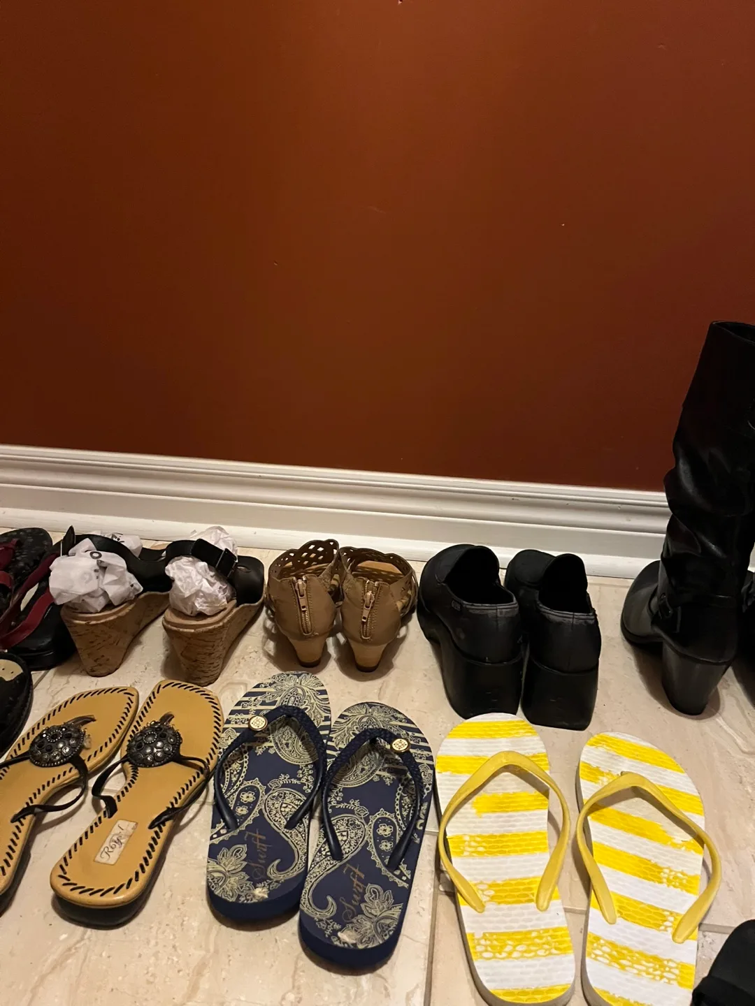 Assorted Women's Shoes image indicator(3)