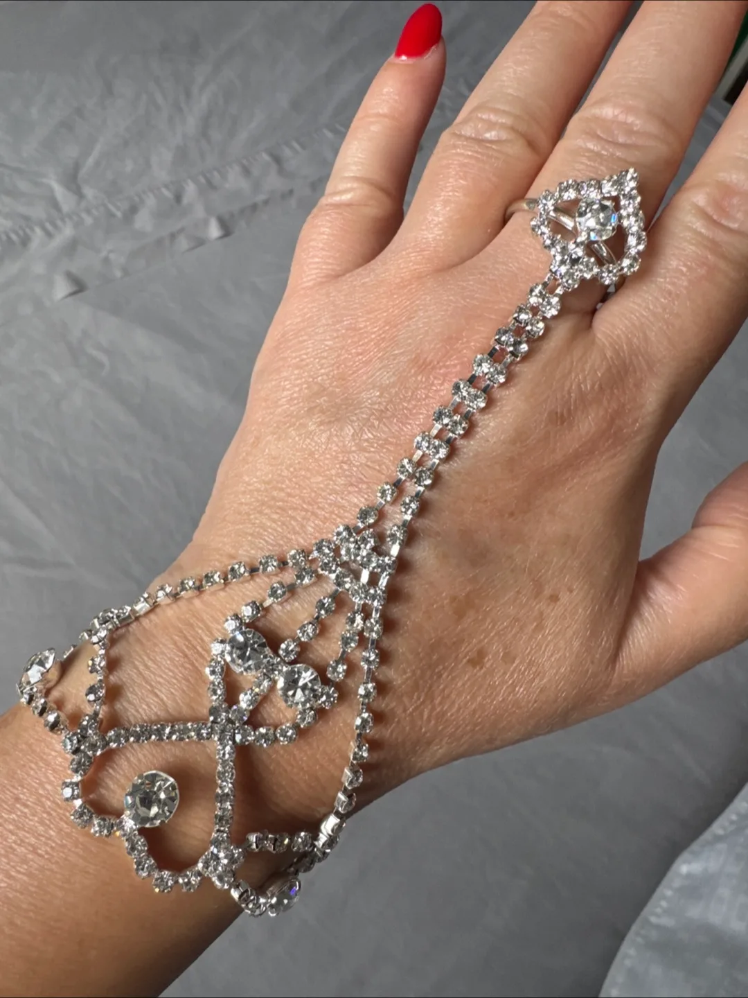 Rhinestone Hand Chain Bracelet image indicator(2)