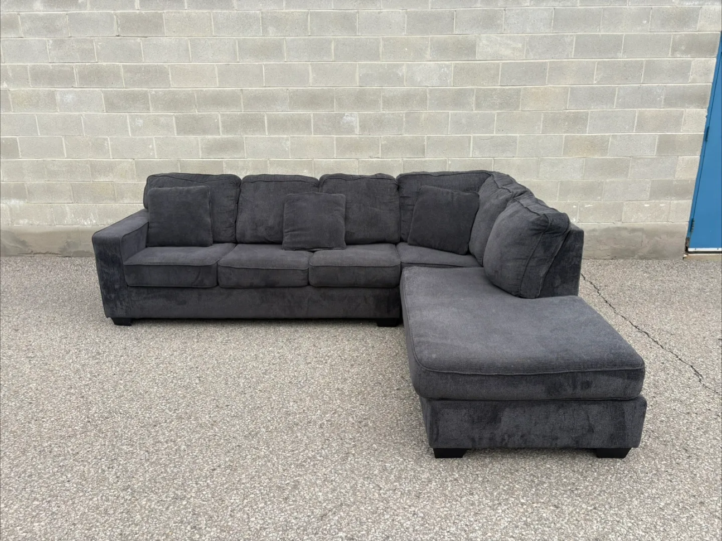 FREE DELIVERY✅• GREY LARGE SECTIONAL COUCH / SOFA w/ CHAISE thumbnail