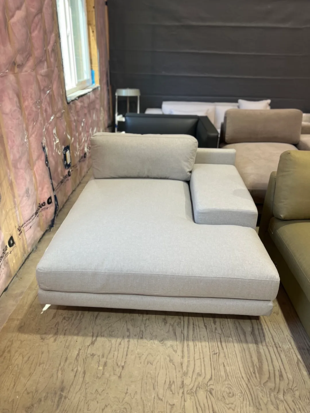 BRAND NEW ARTIFICIAL FLOWERS IN POT image indicator(2)