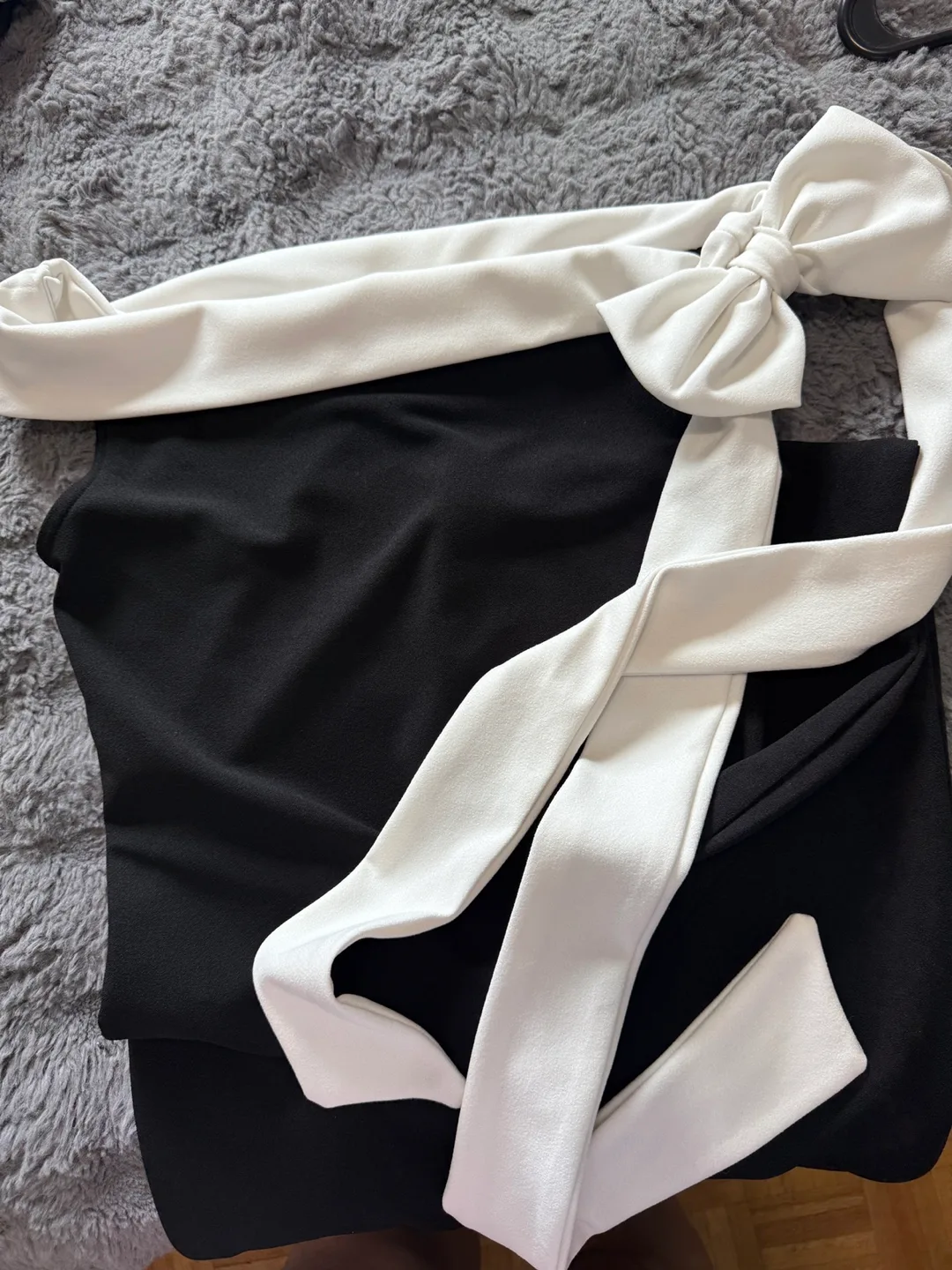 Black & White Dress image indicator(3)