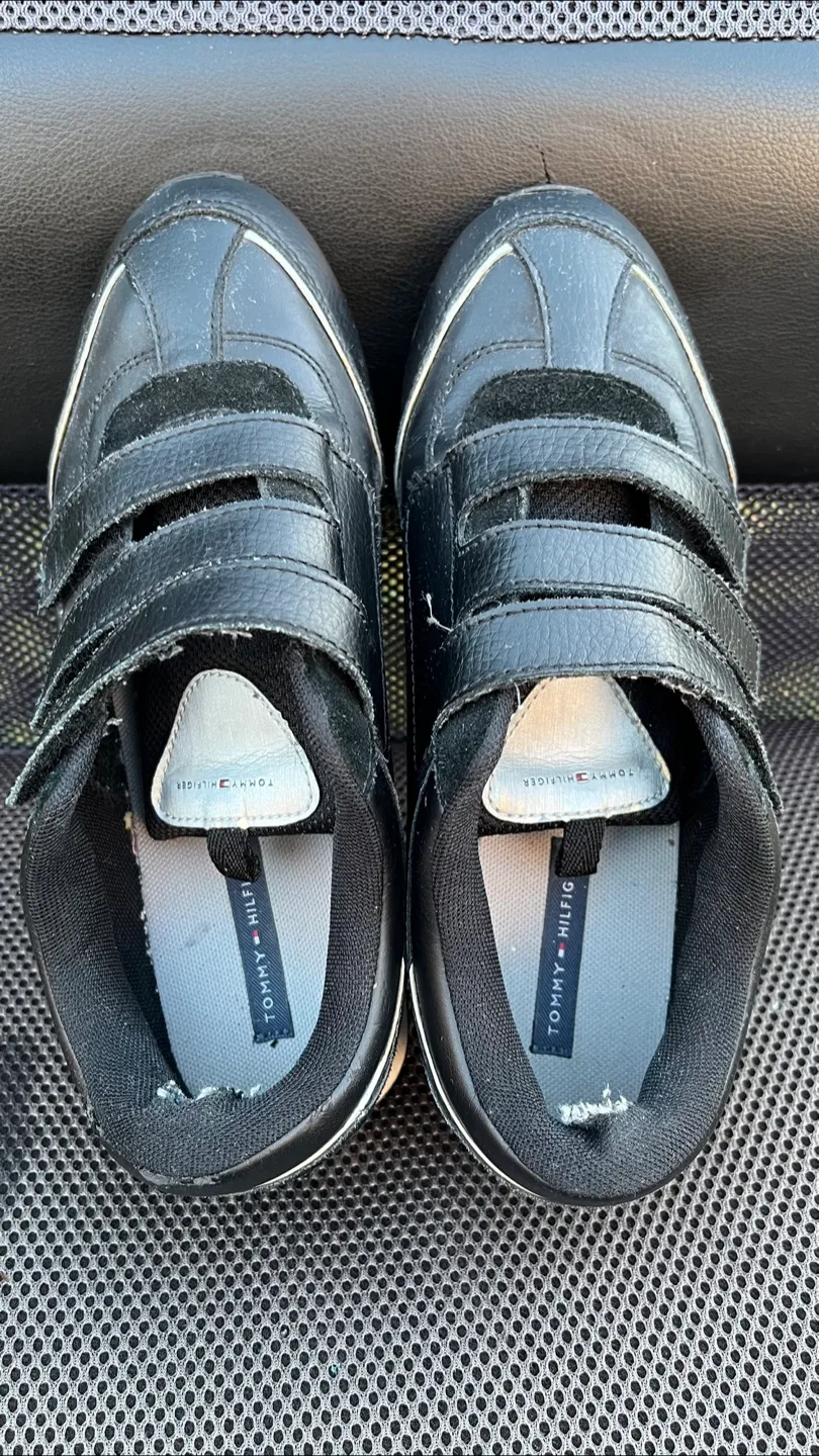 Women’s Tommy Hilfiger Velcro Leather Sneakers image indicator(3)