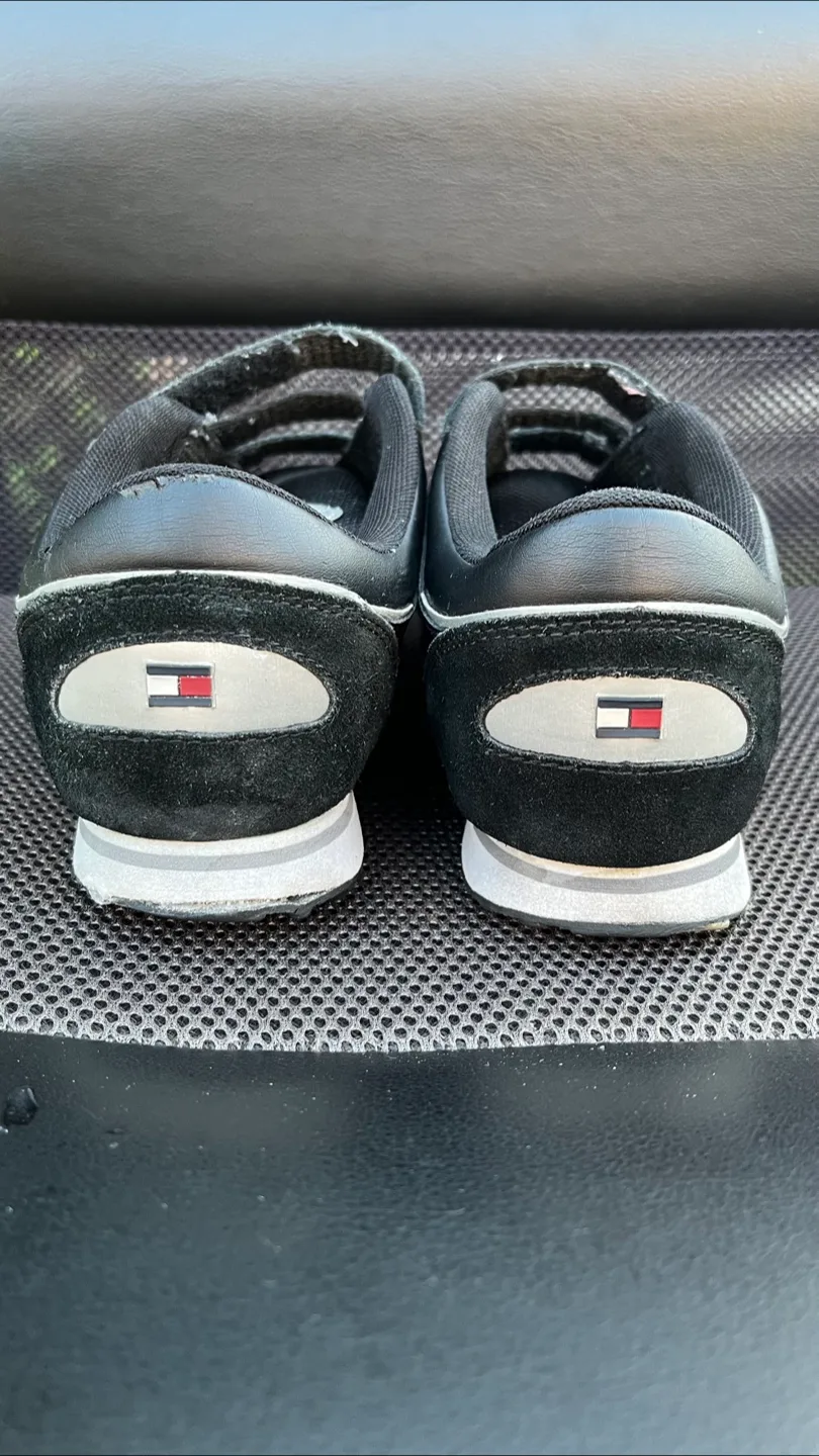 Women’s Tommy Hilfiger Velcro Leather Sneakers image indicator(4)