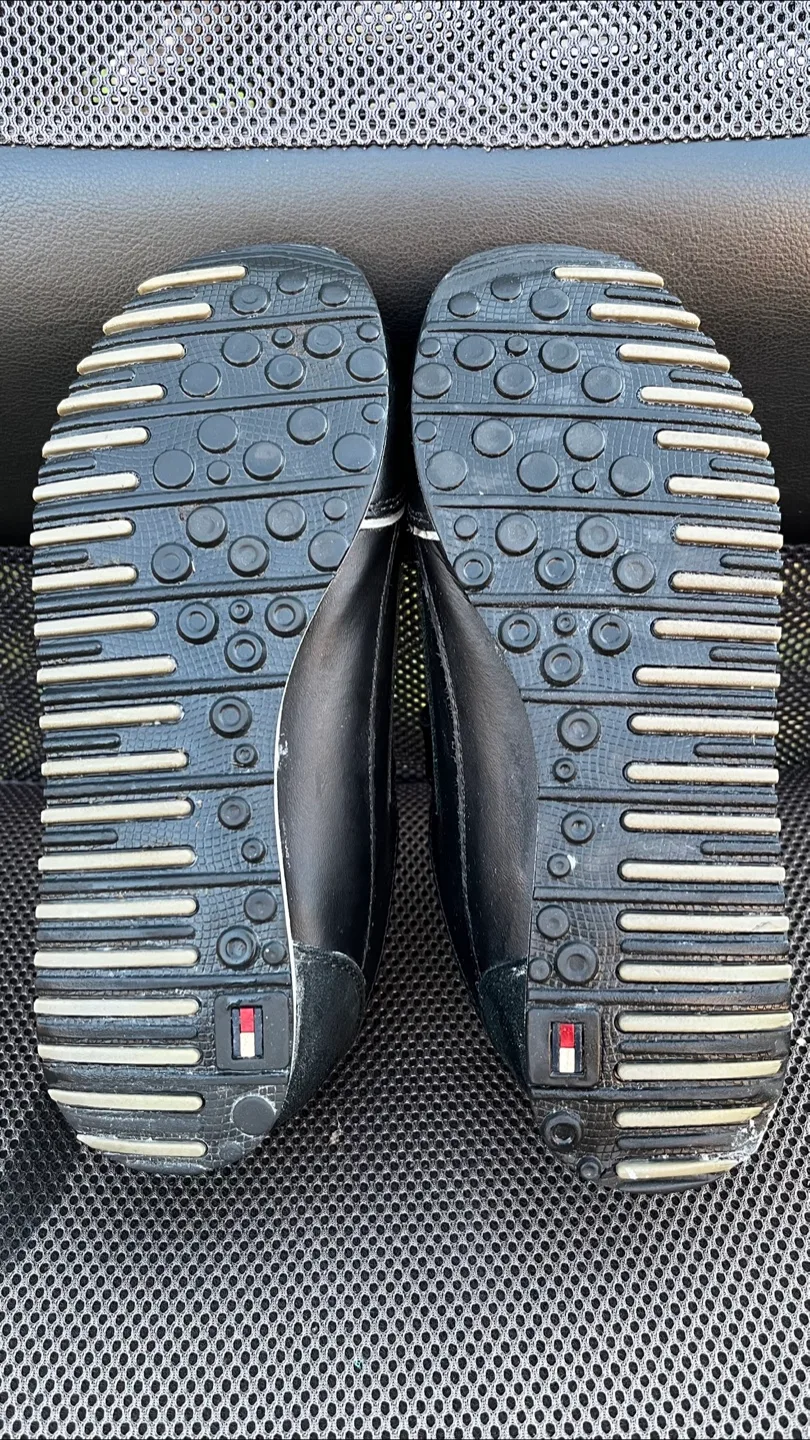 Women’s Tommy Hilfiger Velcro Leather Sneakers image indicator(8)