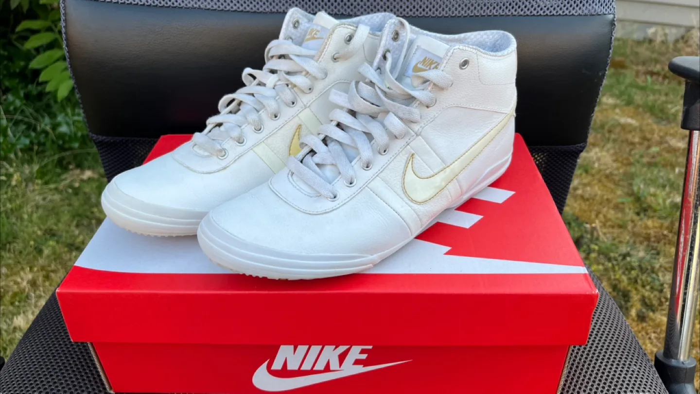 Nike Fin’Star Mid Full Leather Women’s Sneakers - Rare - EUC image indicator(2)