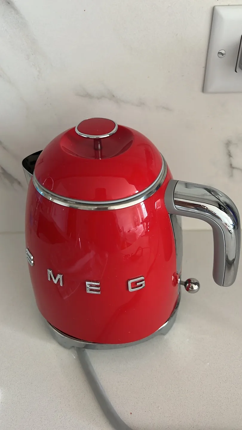 Smeg Red Kettle thumbnail