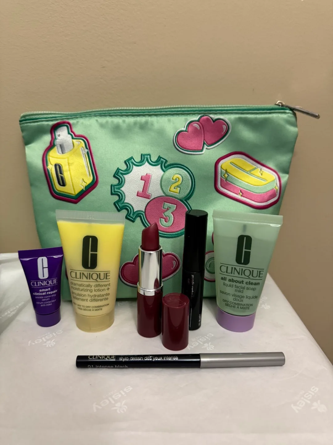 Clinique Cosmetic Bag with Travel Size Items image indicator(3)