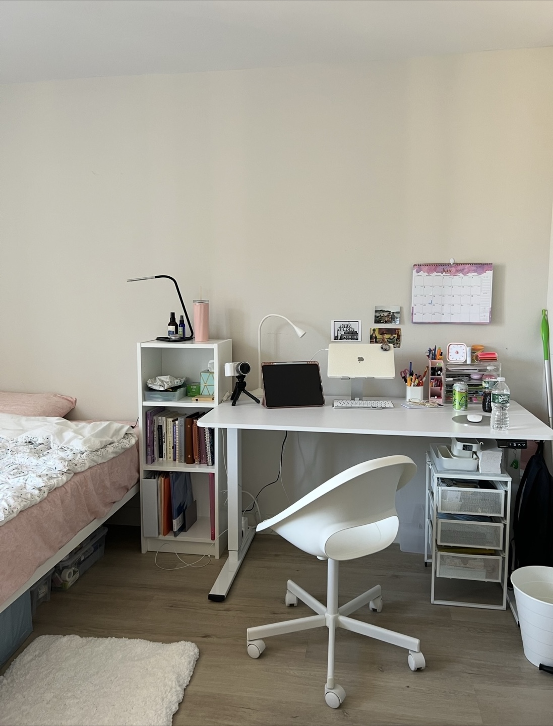 White Electronic Adjustable Standing Desk