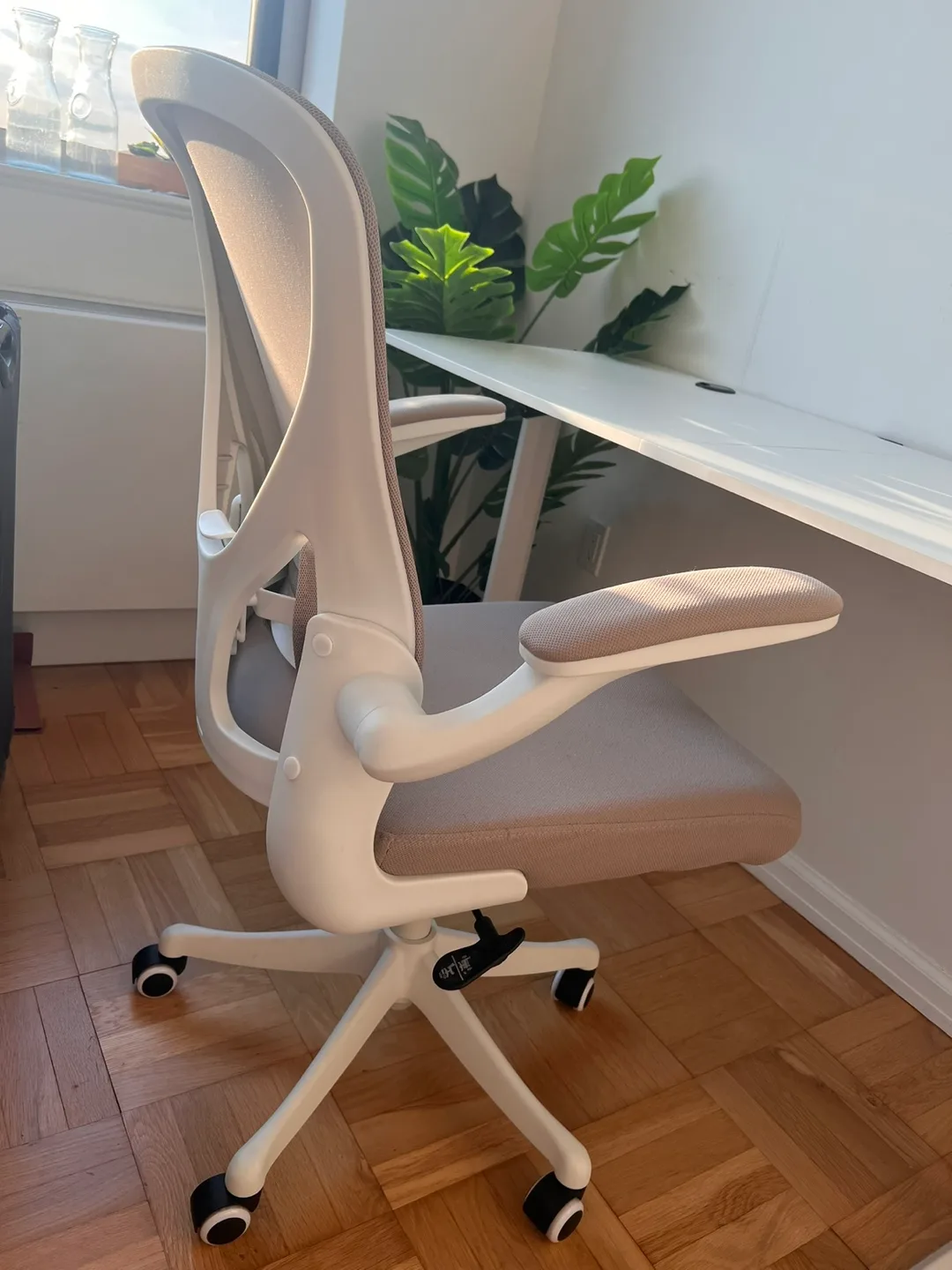 Ergonomic office chair thumbnail