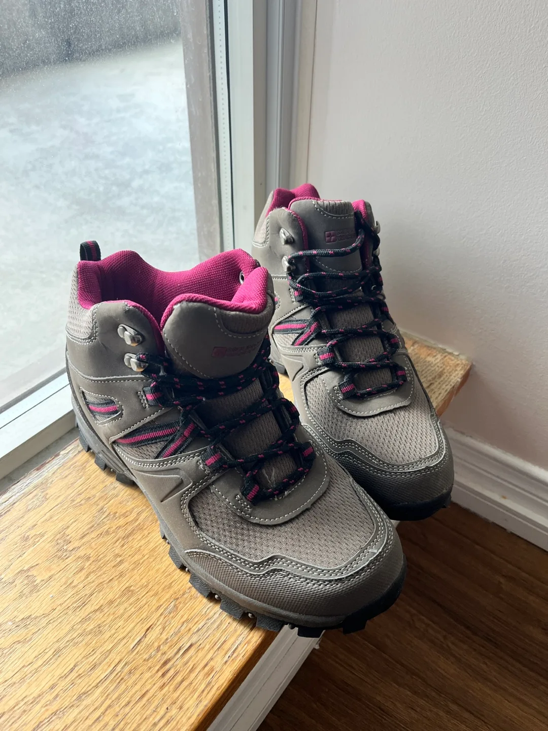 Mountain Warehouse Hiking Boots - Women's Size 9 thumbnail