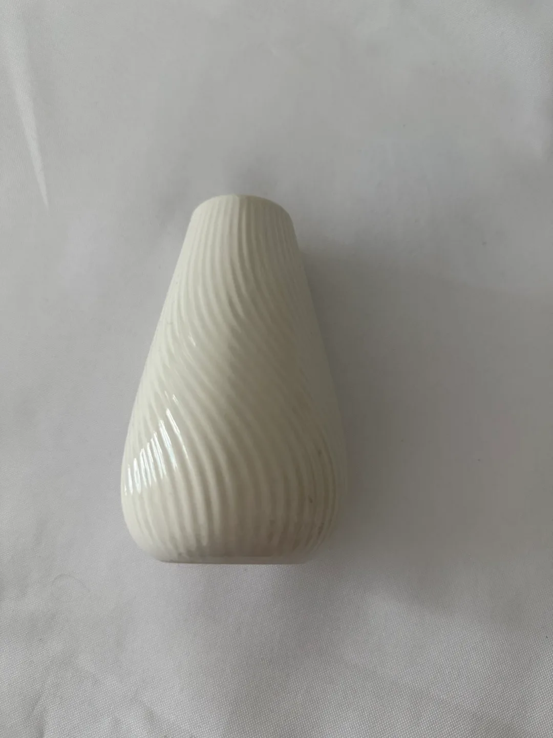 Small White Ceramic Vase image indicator(3)