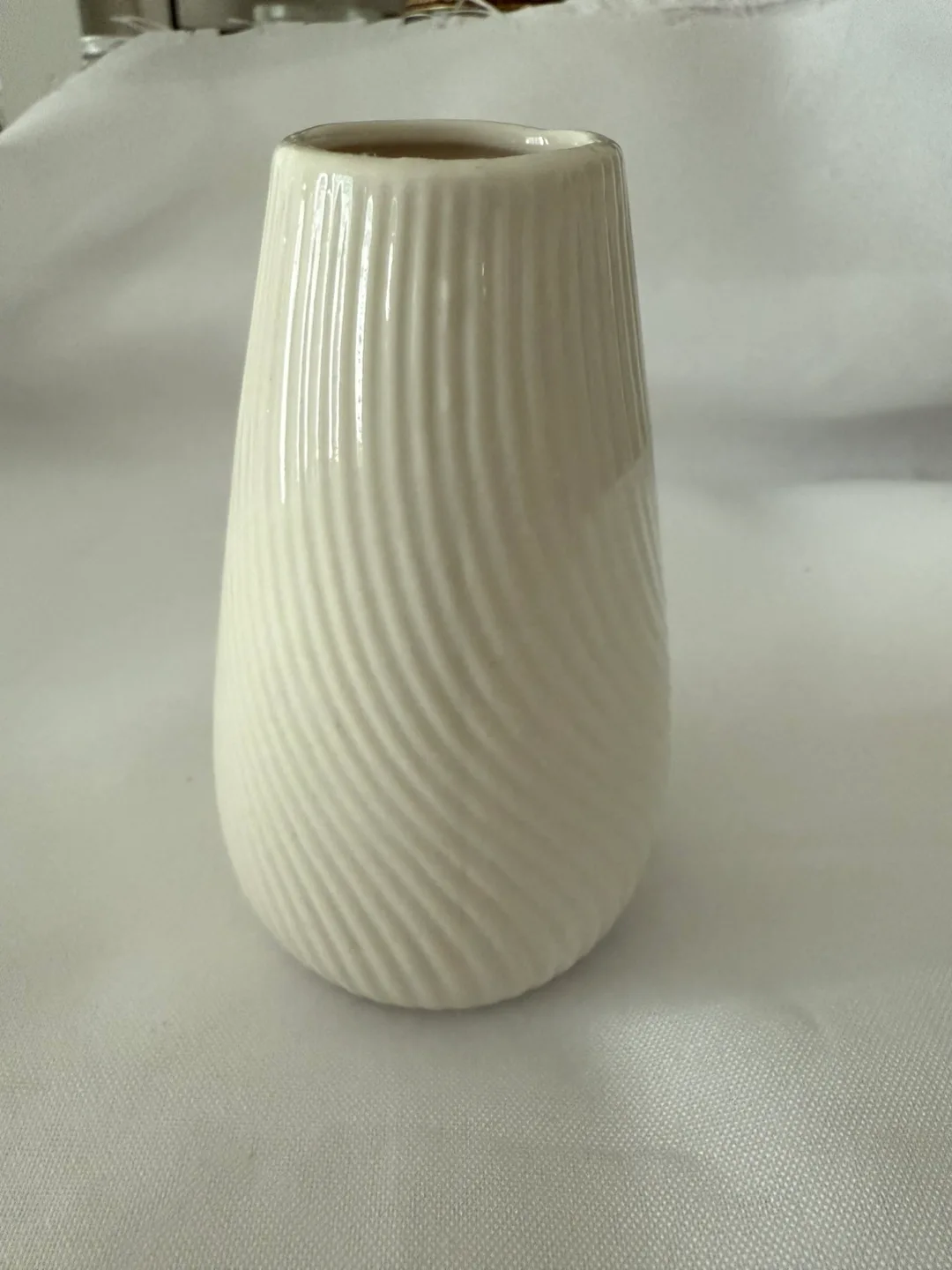 Small White Ceramic Vase image indicator(2)