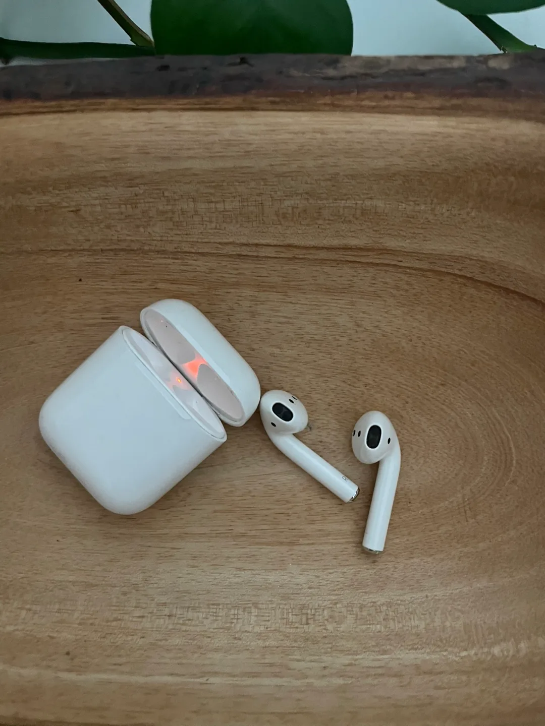 Apple AirPods 2nd Generation (selling for parts) thumbnail