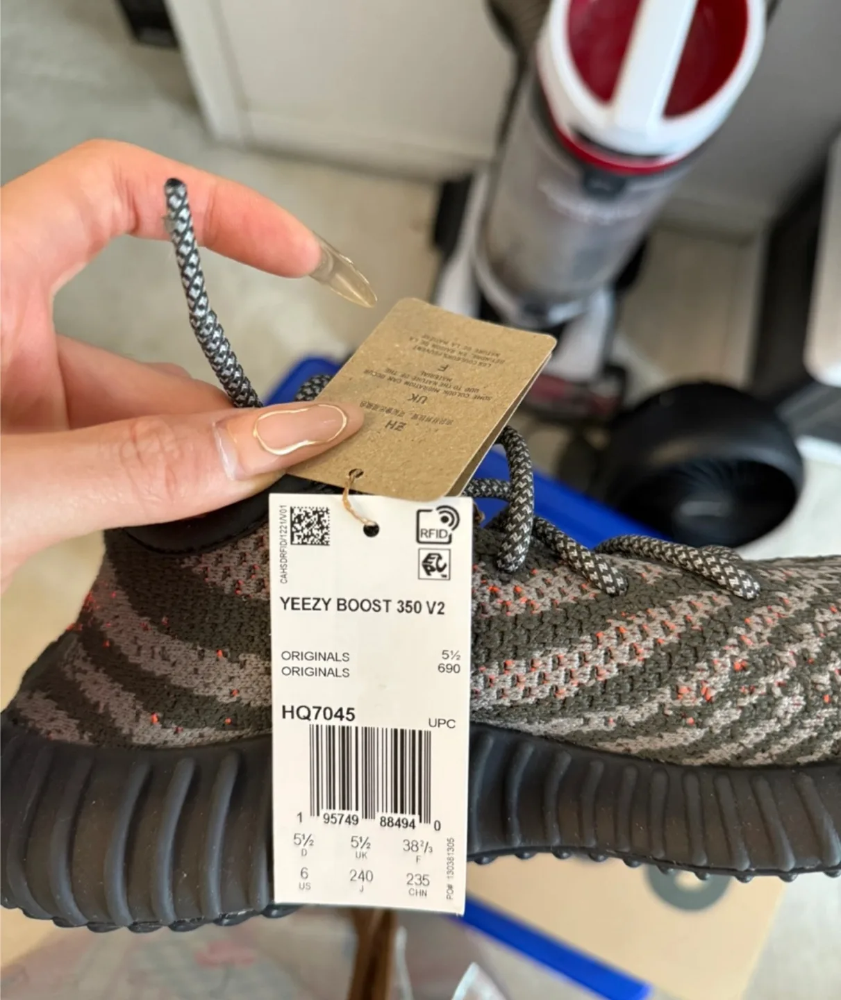 New** Yeezy Boost 350 V2 Beluga Reflective Size 5.5 image indicator(5)