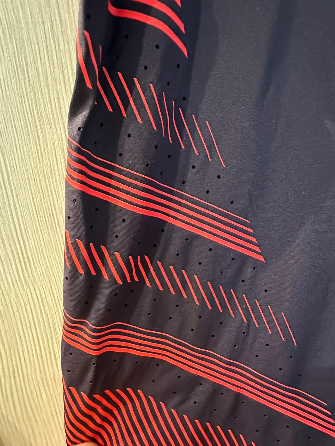 Under Armour Fitted T-Shirt - Size Large image indicator(3)