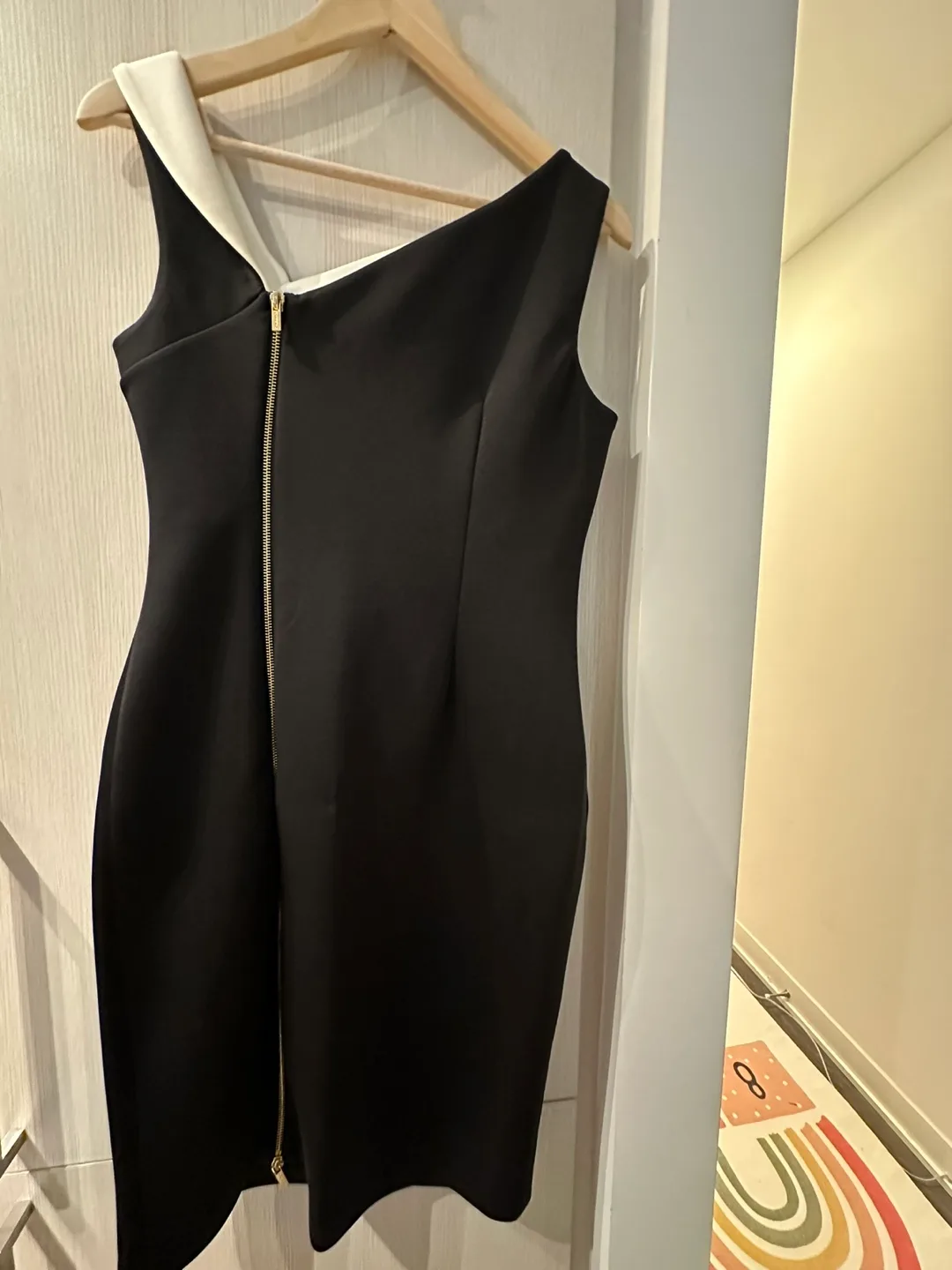 Black & White Dress image indicator(4)