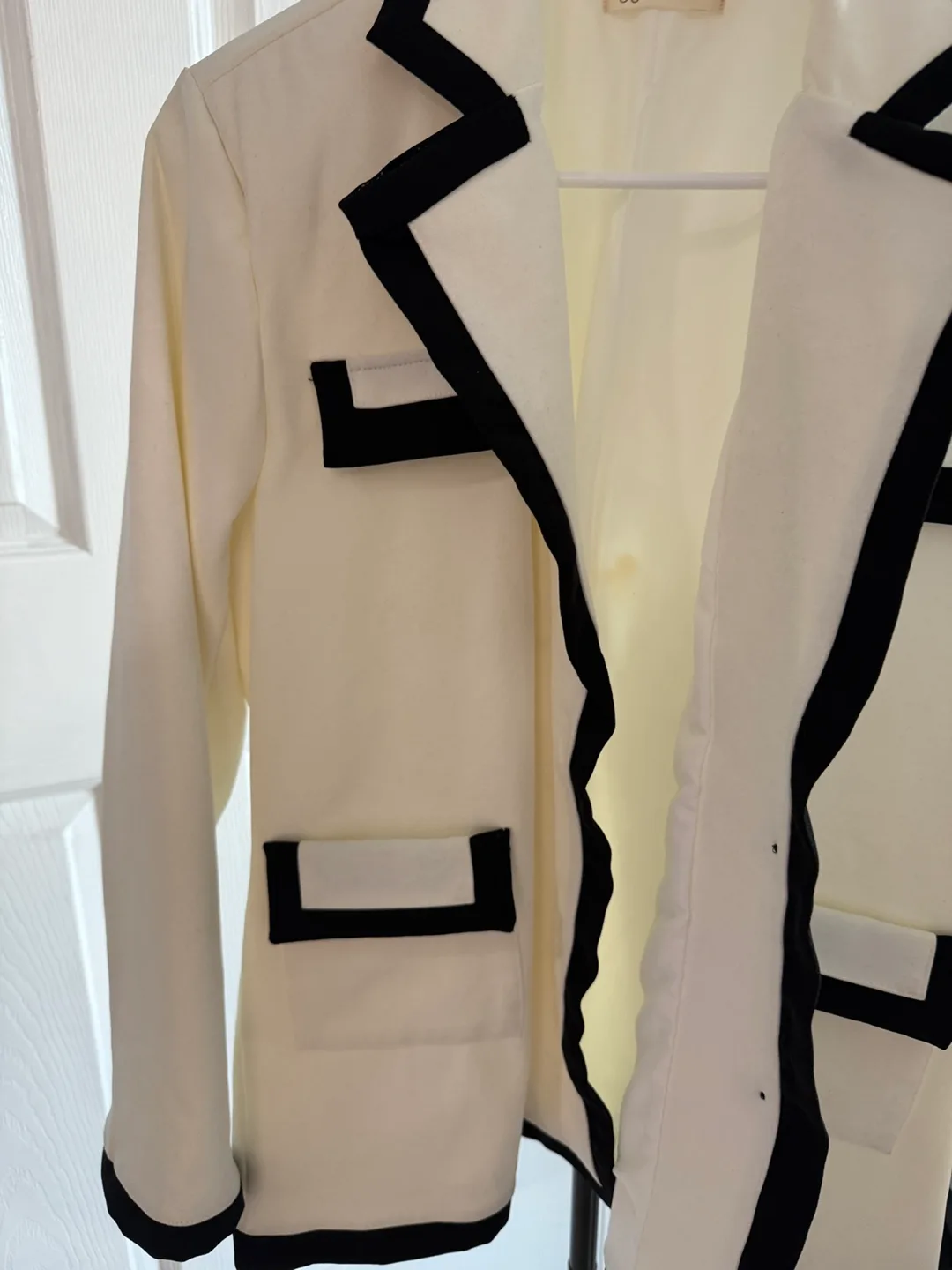 Ivve White & Black Trim Blazer - Size M image indicator(3)