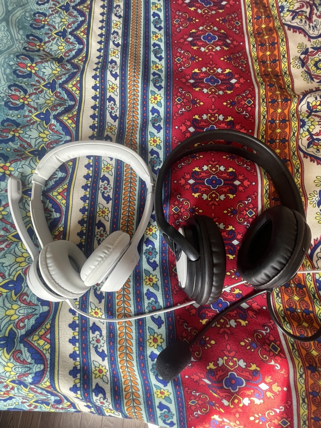 Two Headphones - White and Black - photo 2