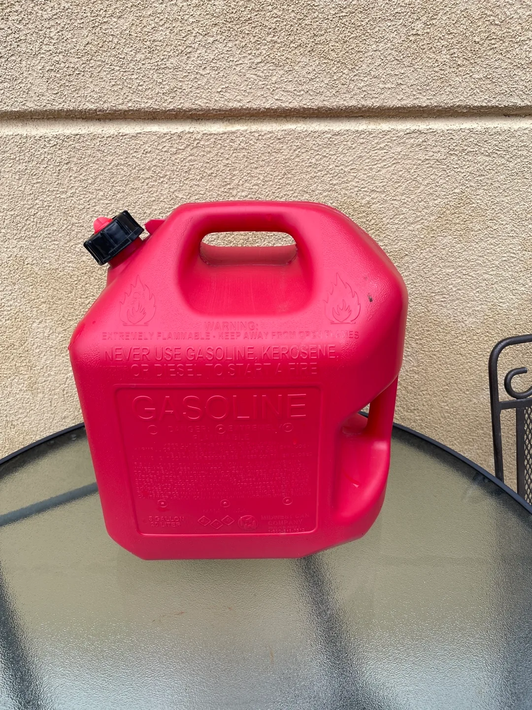 🎉Moving Sale🎉Midwest Can 5 Gallon Gasoline Can thumbnail
