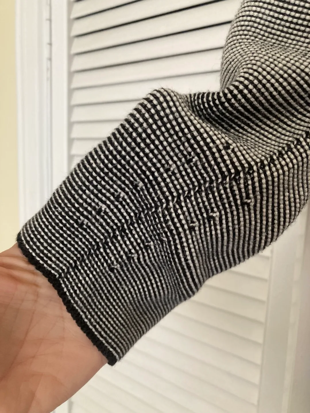 Uniqlo 100% Cotton Sweater S or M image indicator(2)