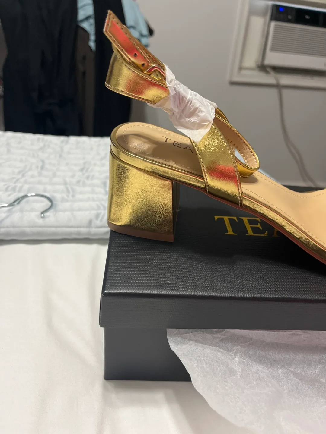 New TEAIEUI Gold Heels - Size 11 image indicator(2)