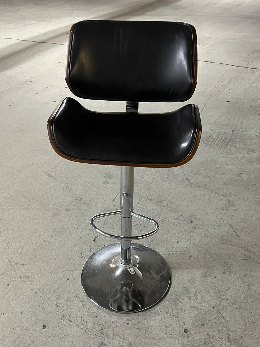 Height-adjustable leather barstool thumbnail