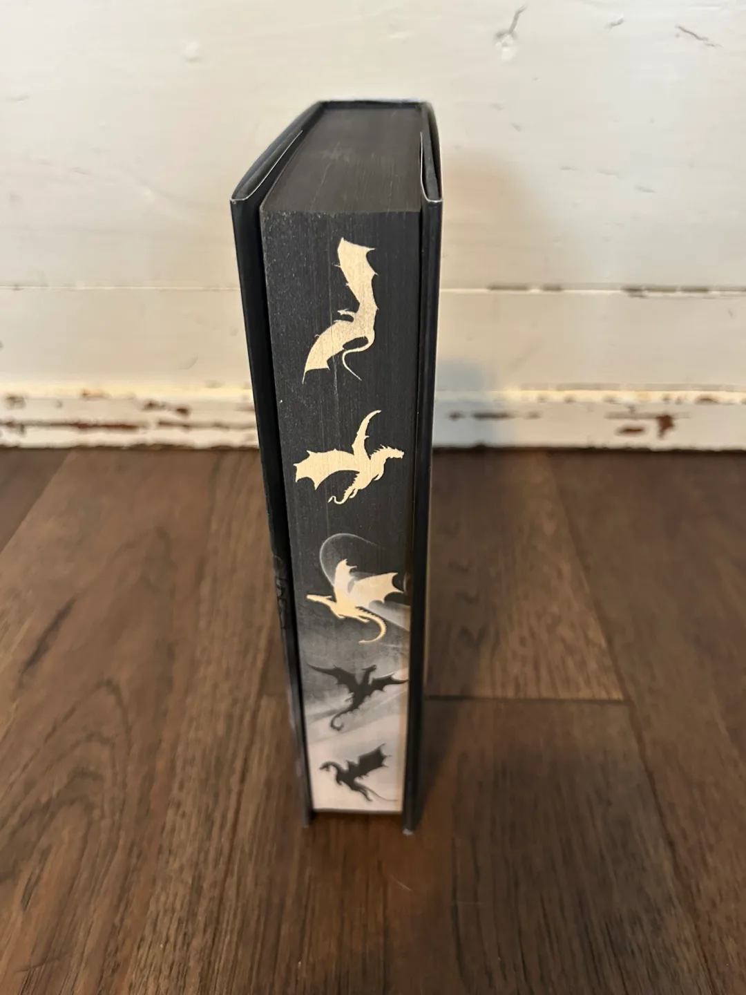 Brand New Deluxe Edition Onyx Storm by Rebecca Yarros image indicator(4)