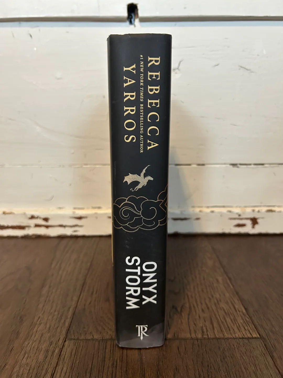 Brand New Deluxe Edition Onyx Storm by Rebecca Yarros image indicator(5)