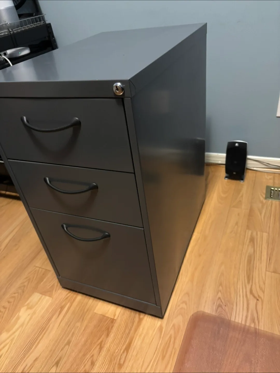 Grey metal 3 drawers Filing Cabinet image indicator(2)