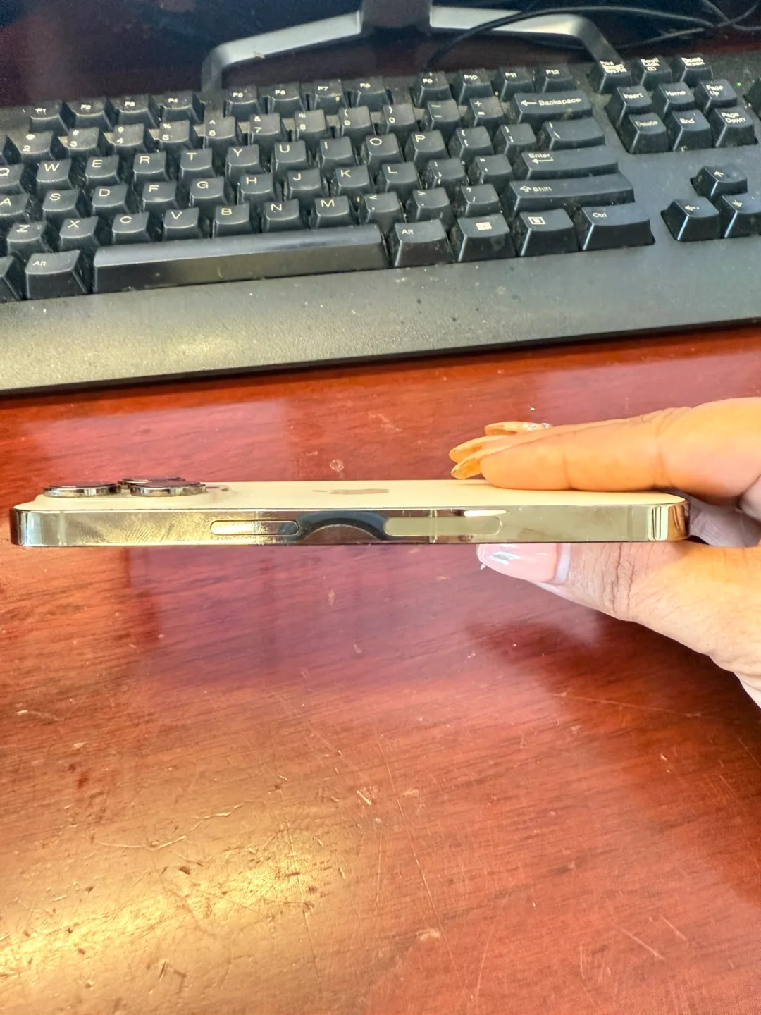 Apple iPhone 14 Pro image indicator(4)