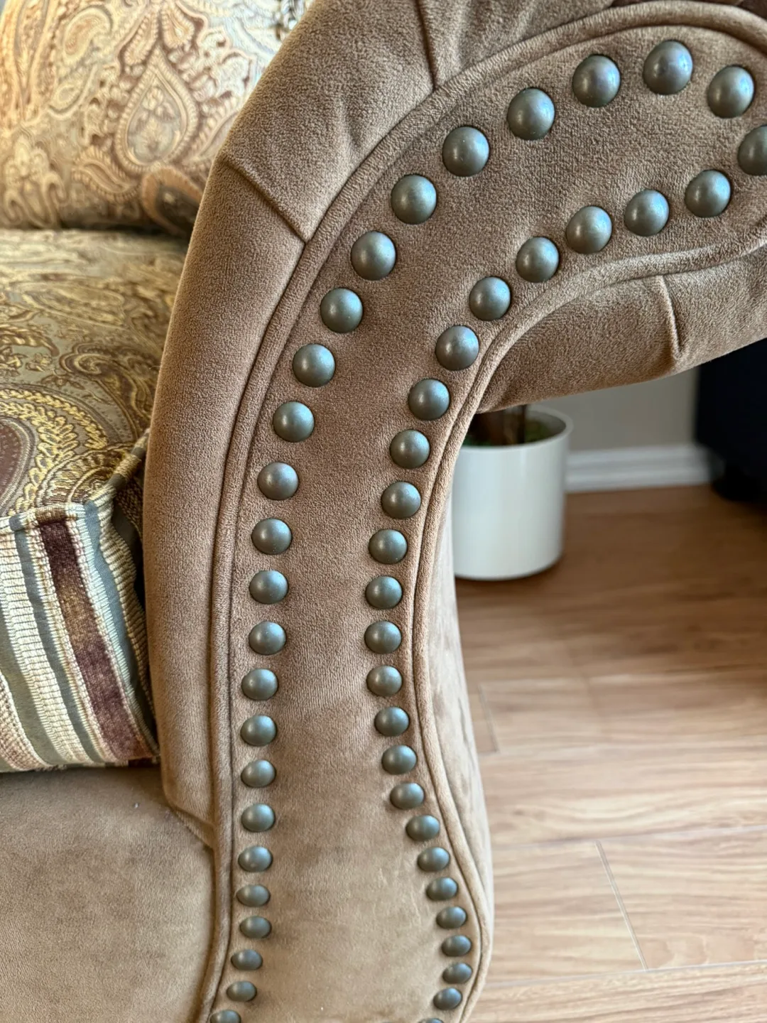 Loveseat Sofa + 3 Cushions 💰 PRICE NEGOTIABLE: Downsizing image indicator(4)