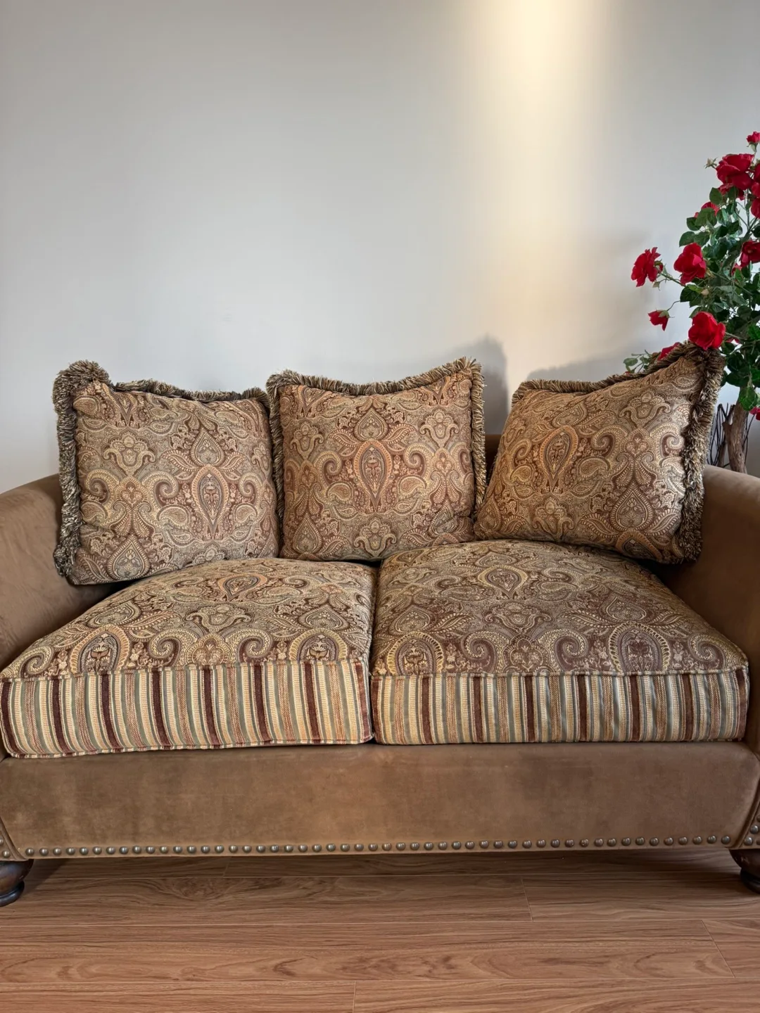 Loveseat Sofa + 3 Cushions 💰 PRICE NEGOTIABLE: Downsizing image indicator(2)