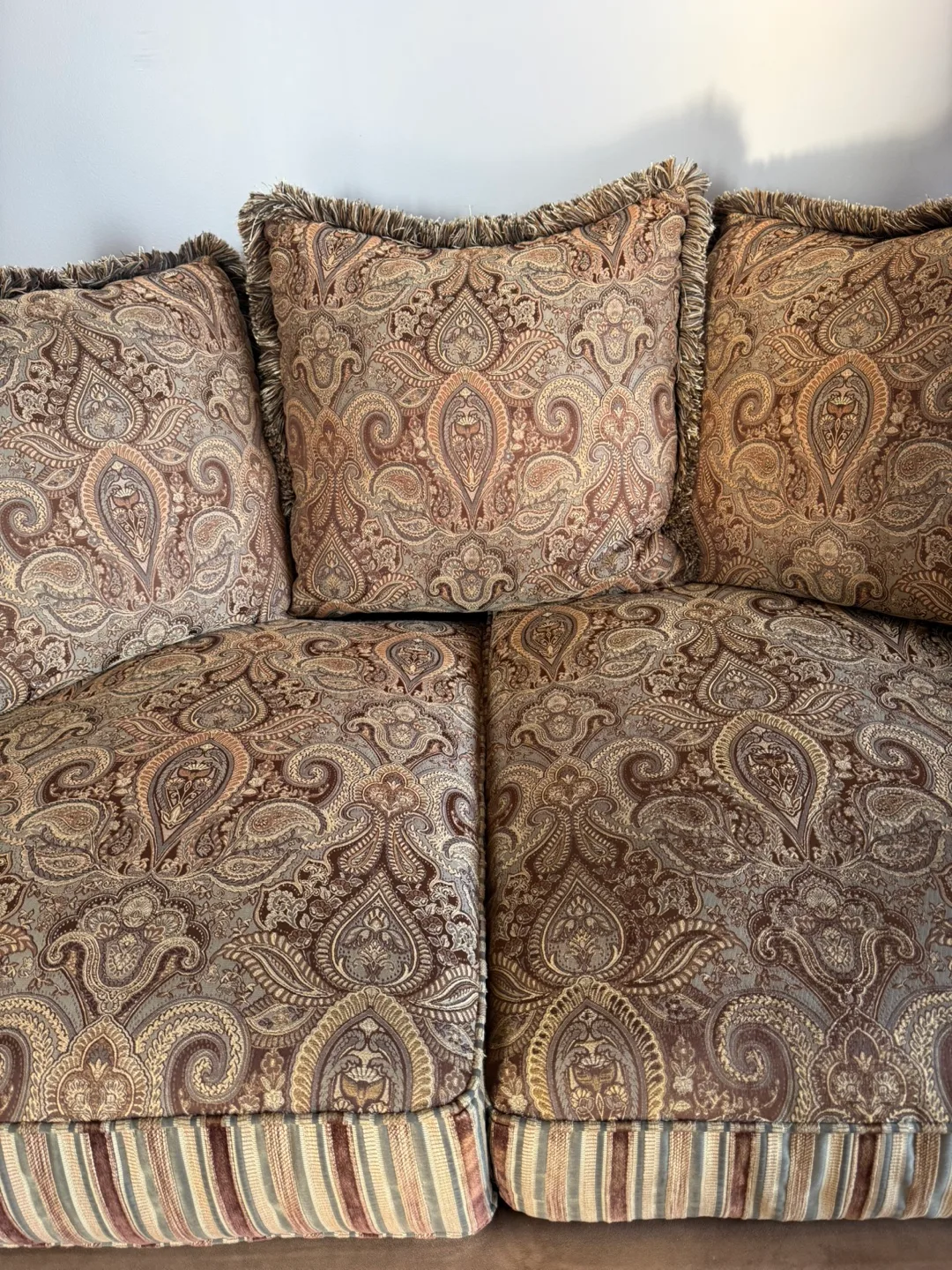 Loveseat Sofa + 3 Cushions 💰 PRICE NEGOTIABLE: Downsizing image indicator(6)