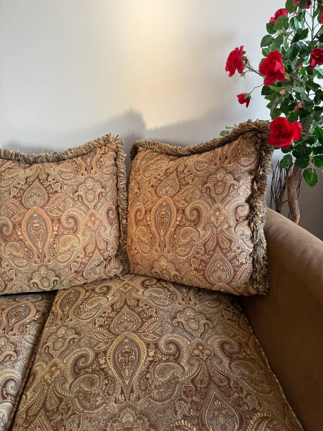 Loveseat Sofa + 3 Cushions 💰 PRICE NEGOTIABLE: Downsizing image indicator(3)