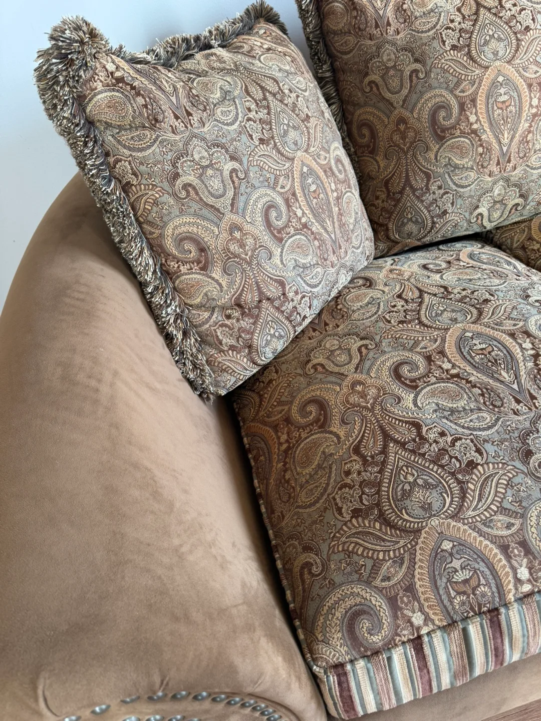 Loveseat Sofa + 3 Cushions 💰 PRICE NEGOTIABLE: Downsizing image indicator(5)