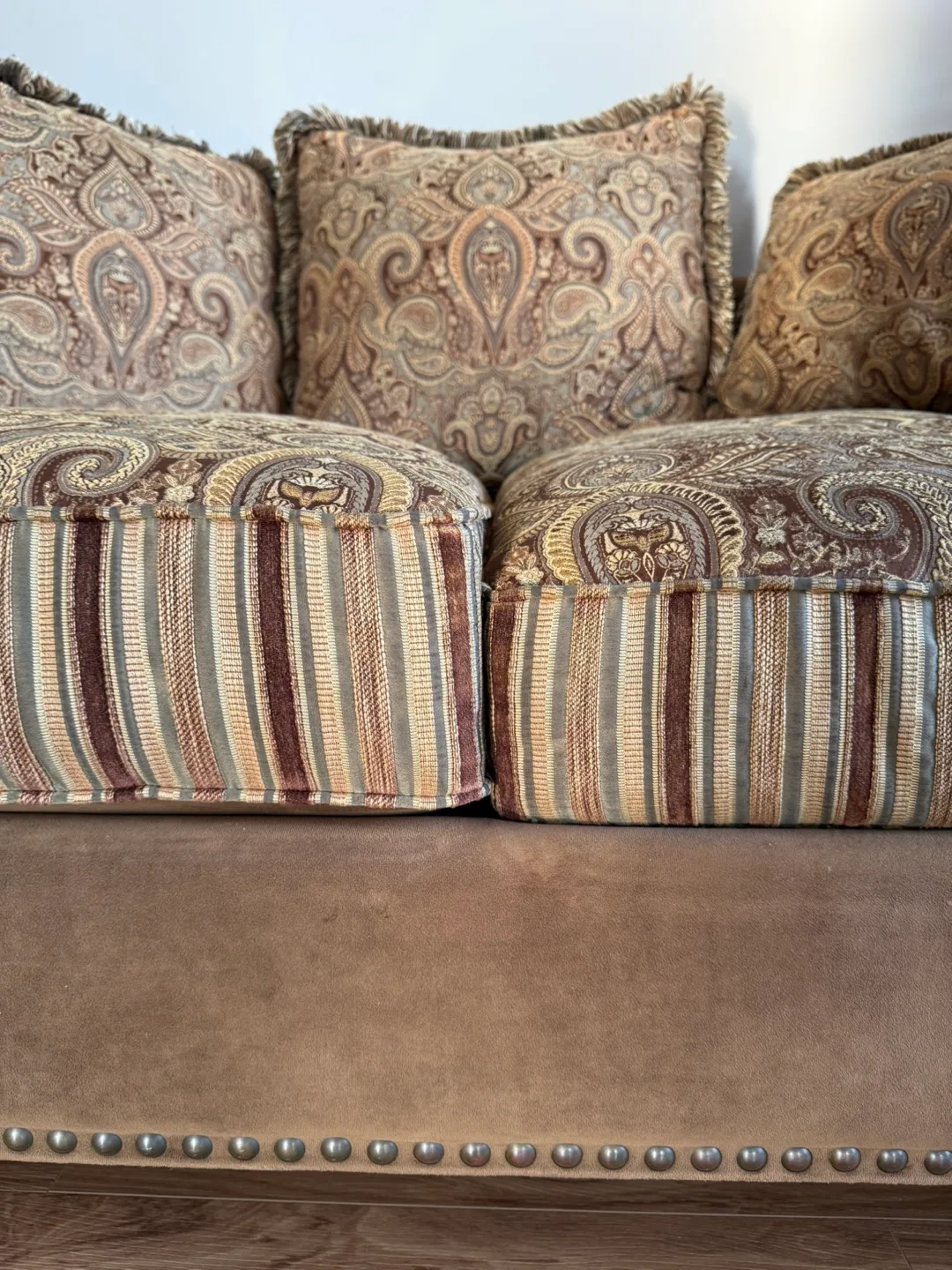 Loveseat Sofa + 3 Cushions 💰 PRICE NEGOTIABLE: Downsizing image indicator(7)