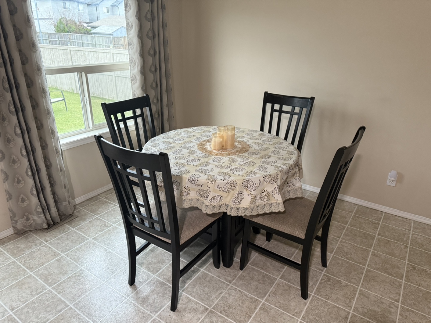 Extendable Dining Table with 4 Chairs