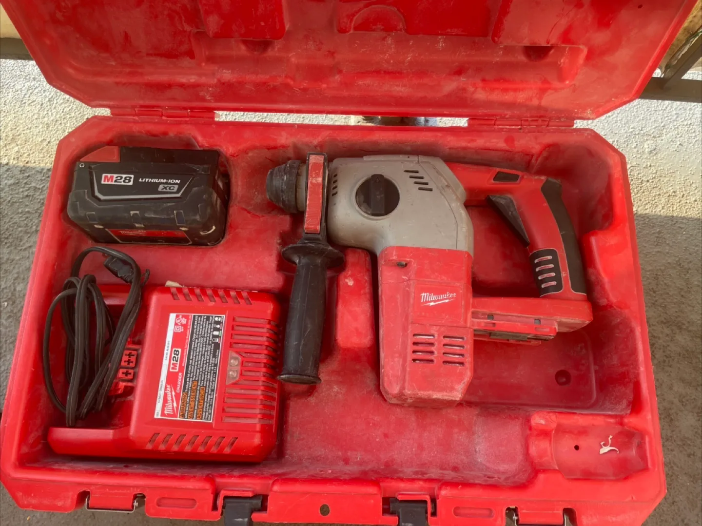 Milwaukee 28 Cordless Rotary Hammer Drill Kit image indicator(2)