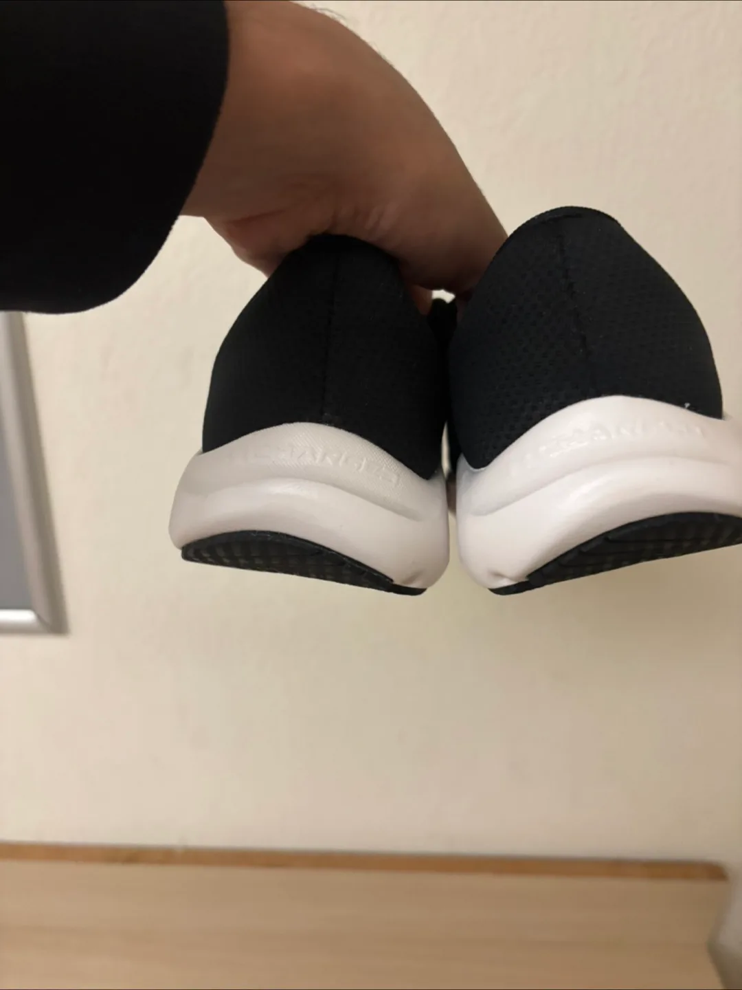 Under Armour Surge 3 Deluxe Running Shoes - Black image indicator(2)