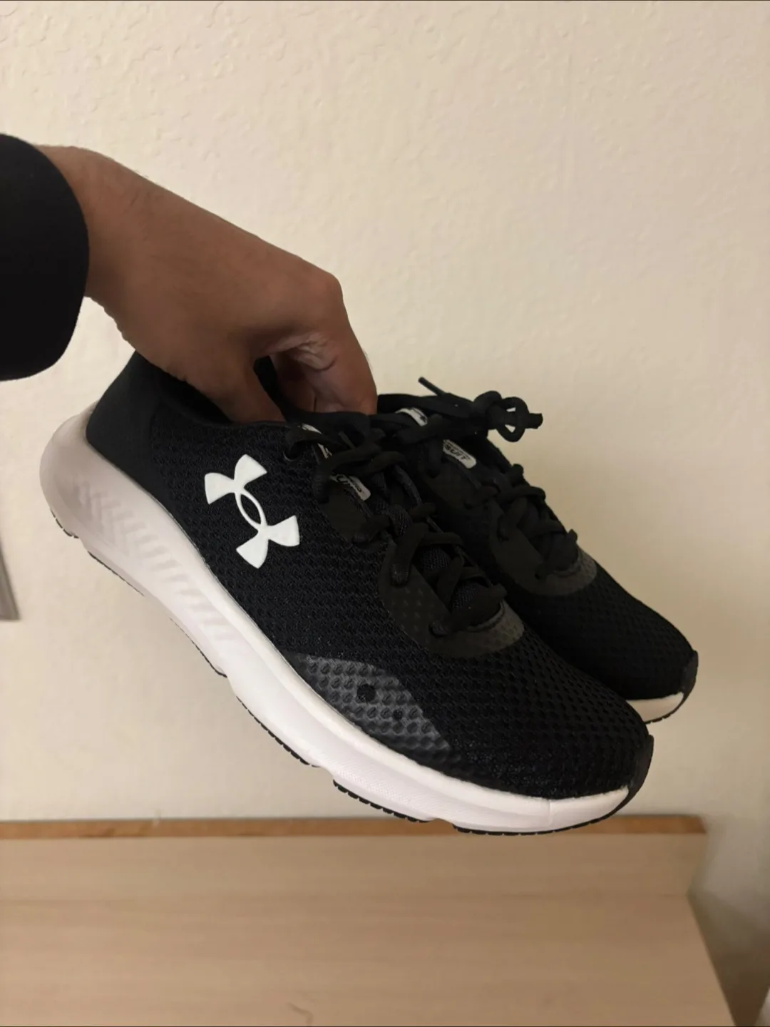 Under Armour Surge 3 Deluxe Running Shoes - Black thumbnail