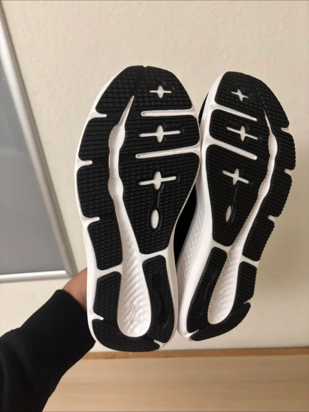 Under Armour Surge 3 Deluxe Running Shoes - Black image indicator(3)