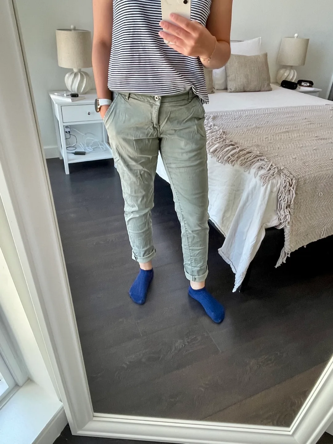 Women’s clothes : pants thumbnail