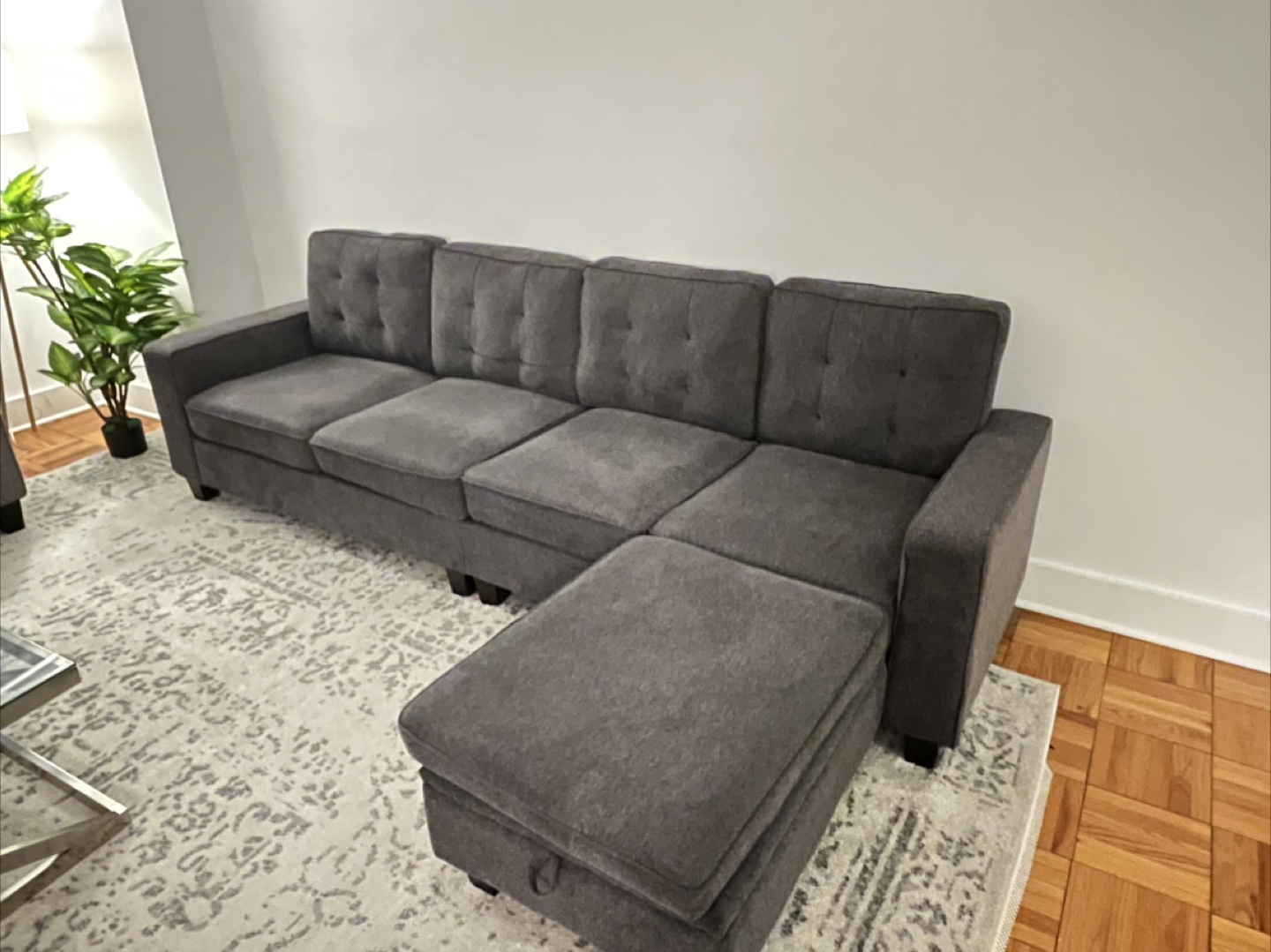 L-Shape Sectional Sofa with reversible chaise