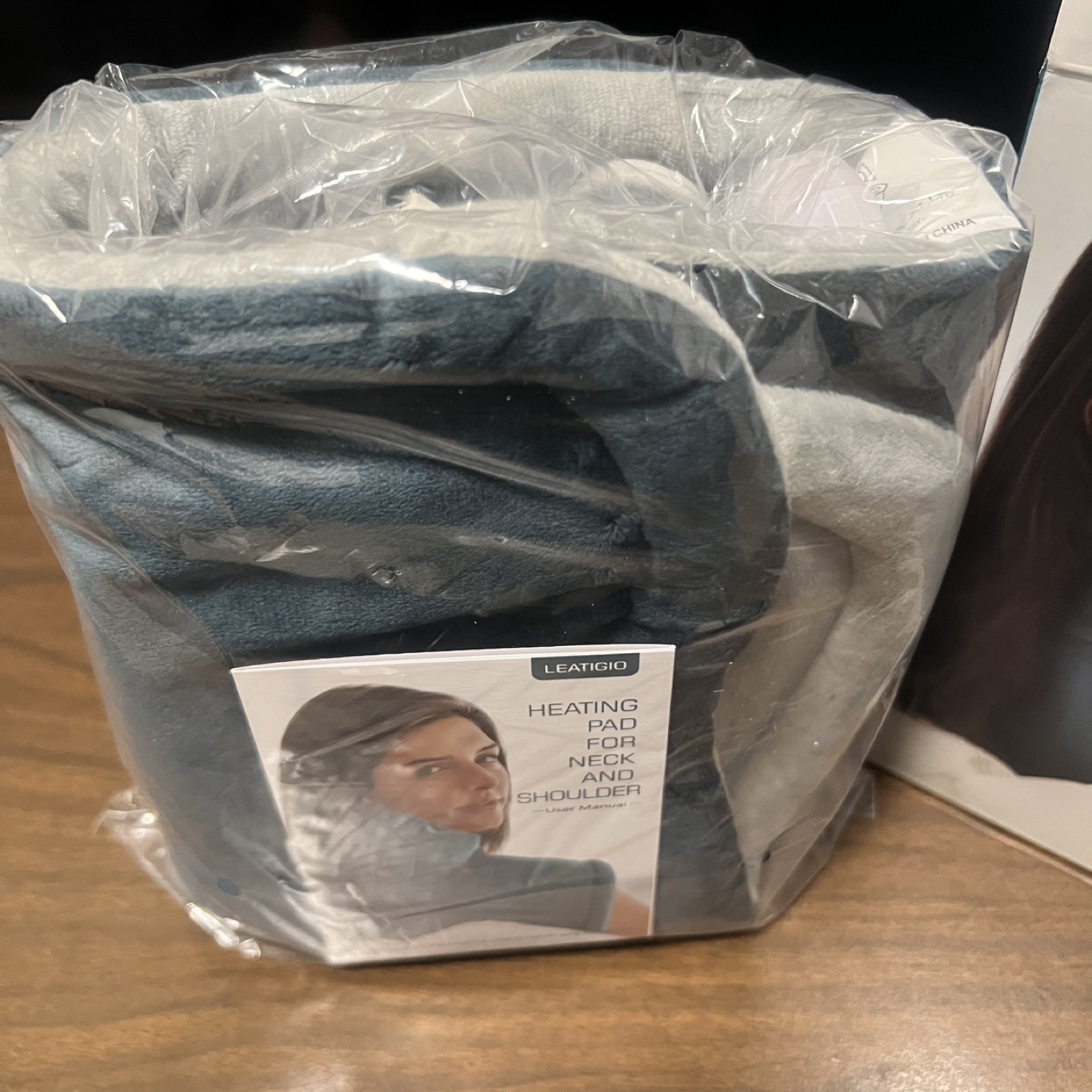 LEATIGIO Neck and Shoulder Heating Pad - New in Box - photo 3