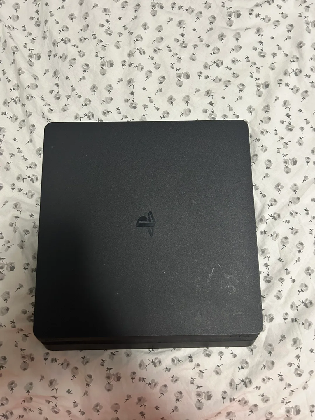 PlayStation 4 Console with Games and controller image indicator(2)